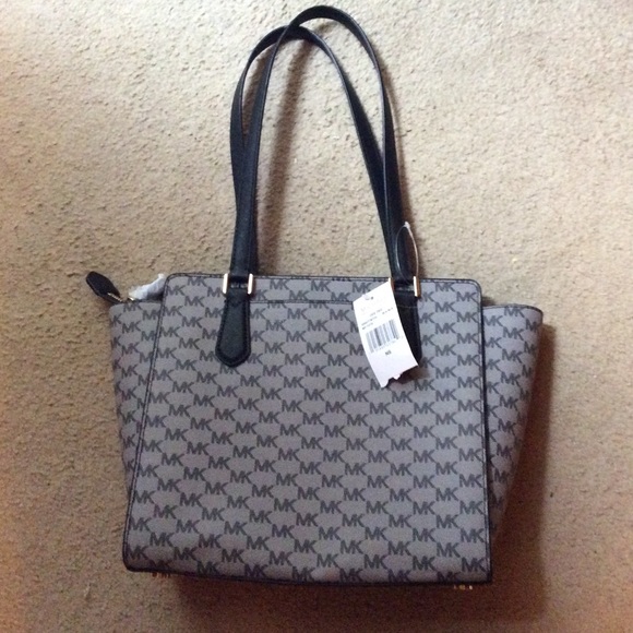 Michael Kors Dee Dee Medium Tote - Picture 2 of 6